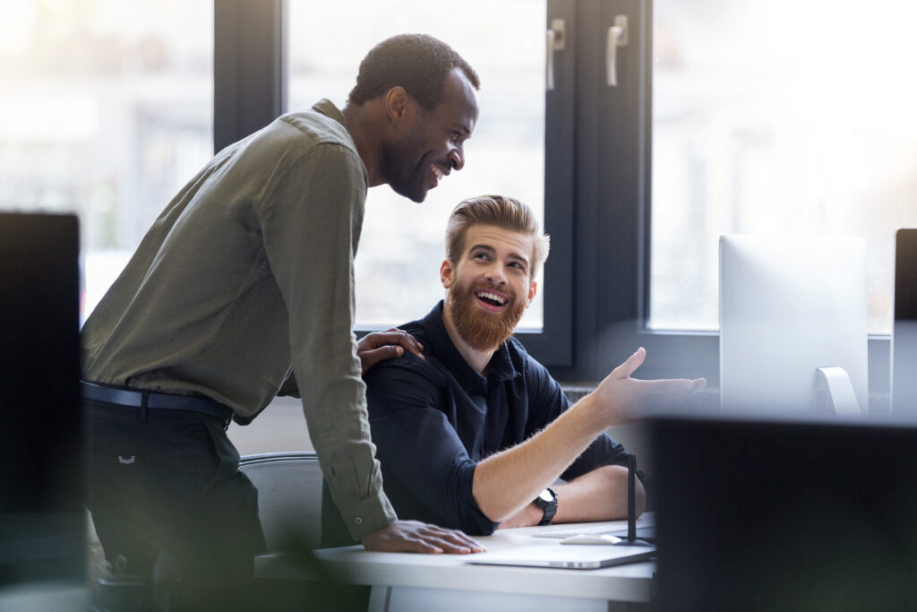 deux hommes heureux travaillant ensemble nouveau projet entreprise